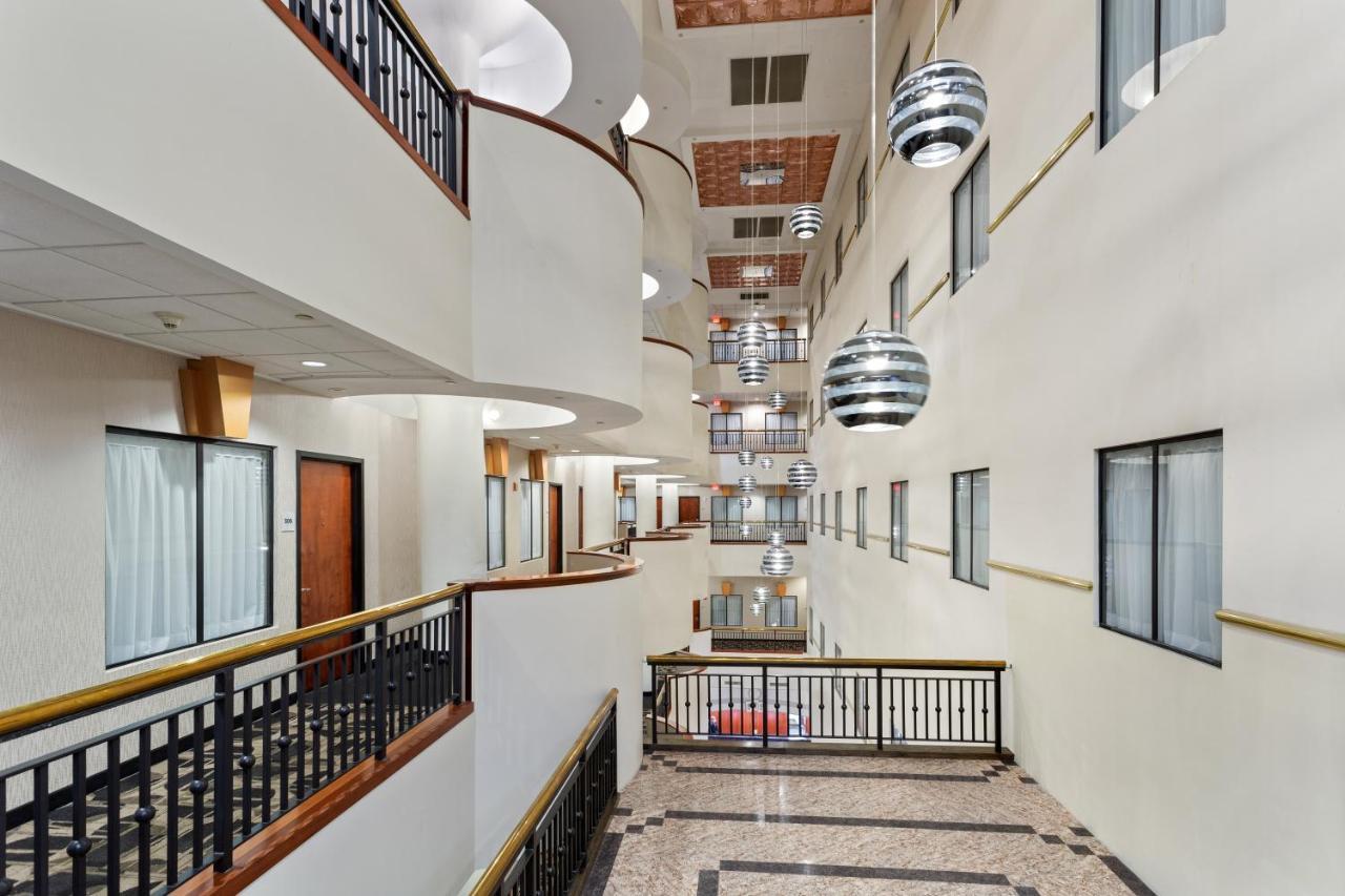 Wyndham Garden Baronne Plaza Hotel New Orleans Buitenkant foto